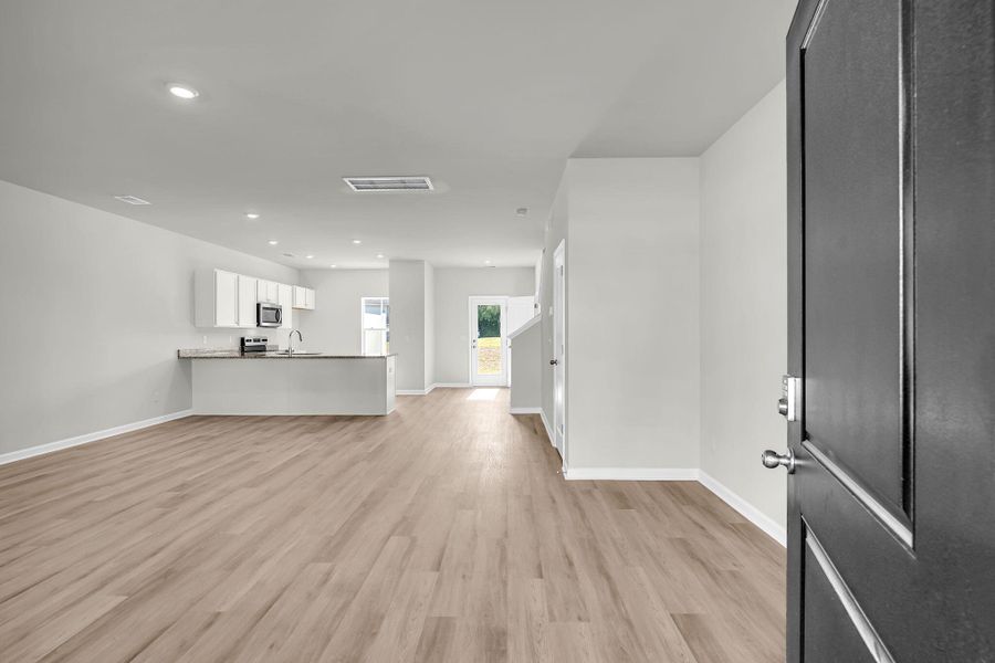 Spacious, unfurnished interior of a new home in Lakeview Commons, Goose Creek (Image 23).