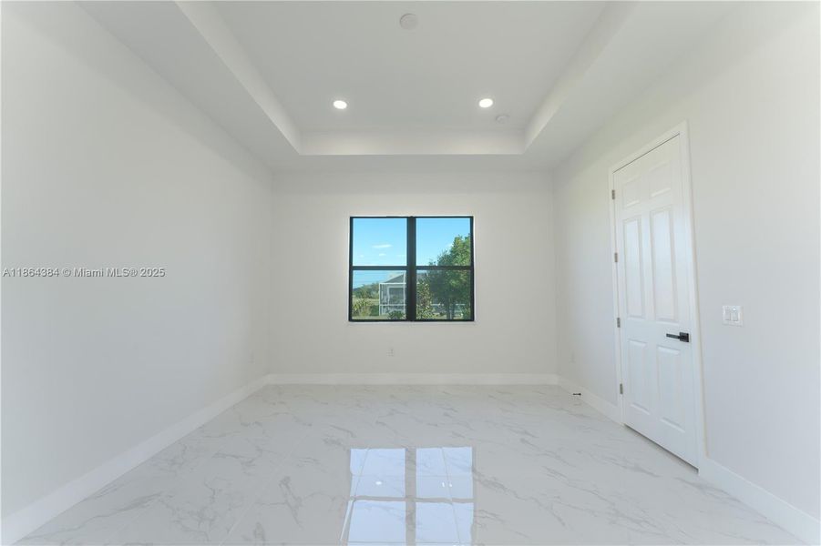 Spacious, unfurnished interior of a new home in , Cape Coral (Image 18).