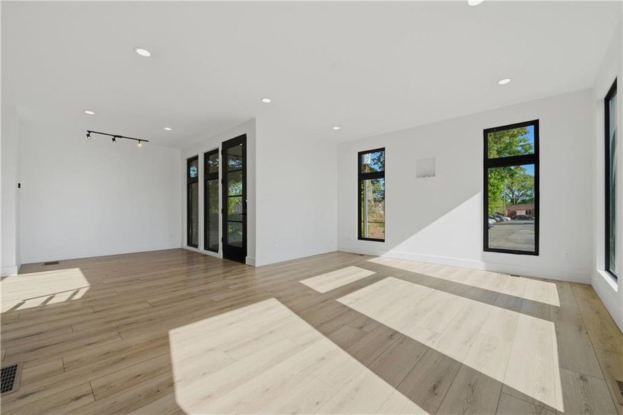 Spacious, unfurnished interior of a new home in , Atlanta (Image 16).
