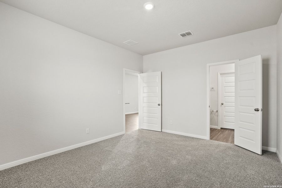 Spacious, unfurnished interior of a new home in Melissa Ranch, San Antonio (Image 17).
