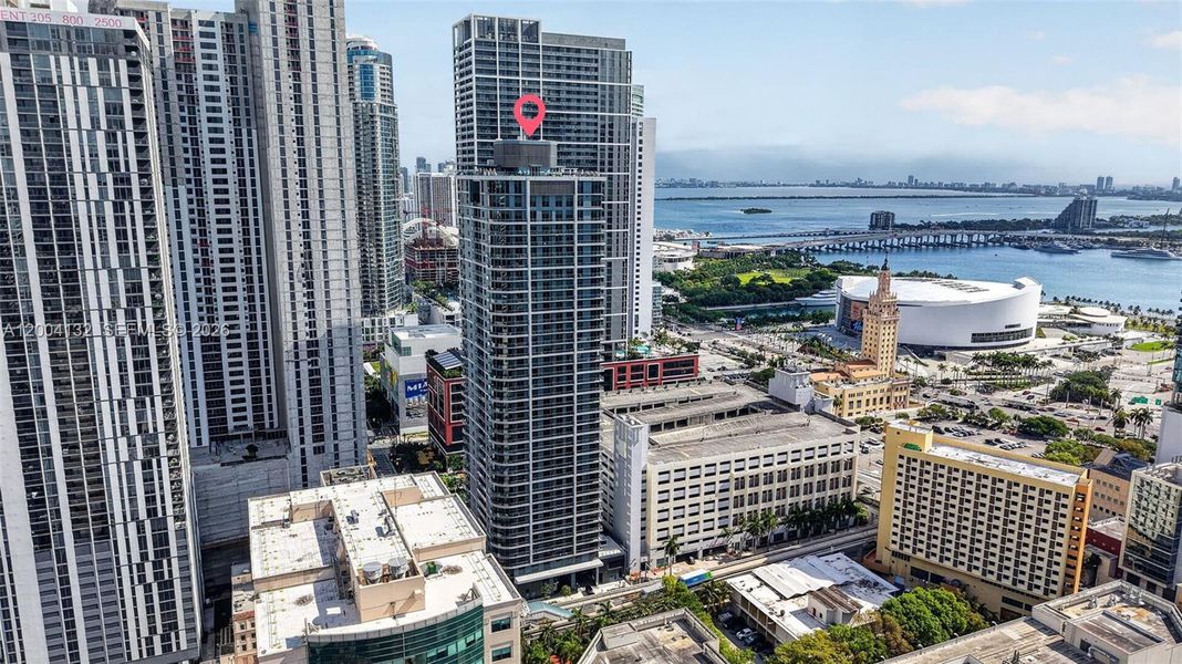 Condo located in Miami, FL showcasing its design and architecture (Image 33).