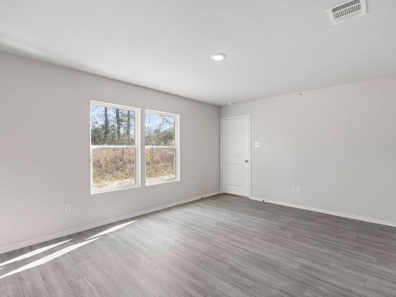 Spacious, unfurnished interior of a new home in , Lufkin (Image 12).