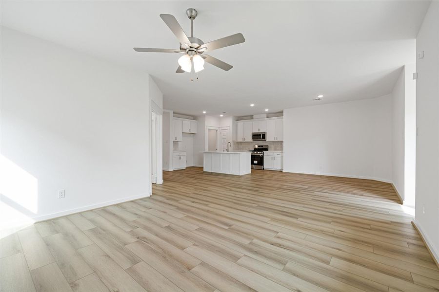 Spacious, unfurnished interior of a new home in Sunterra, Katy (Image 28). Spacious, unfurnished interior of a new home in Sunterra, Katy (Image 28).