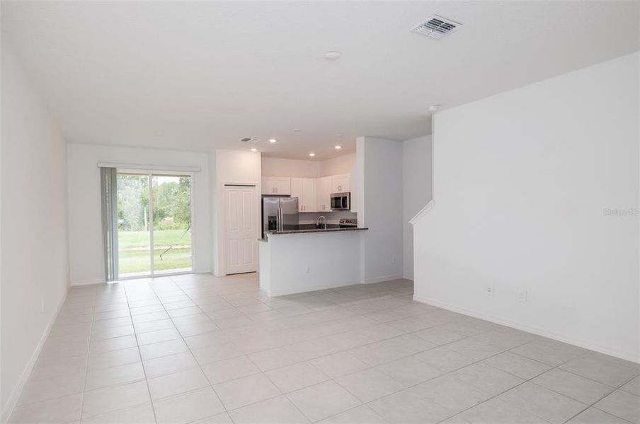 Spacious, unfurnished interior of a new home in , Land O' Lakes (Image 7).