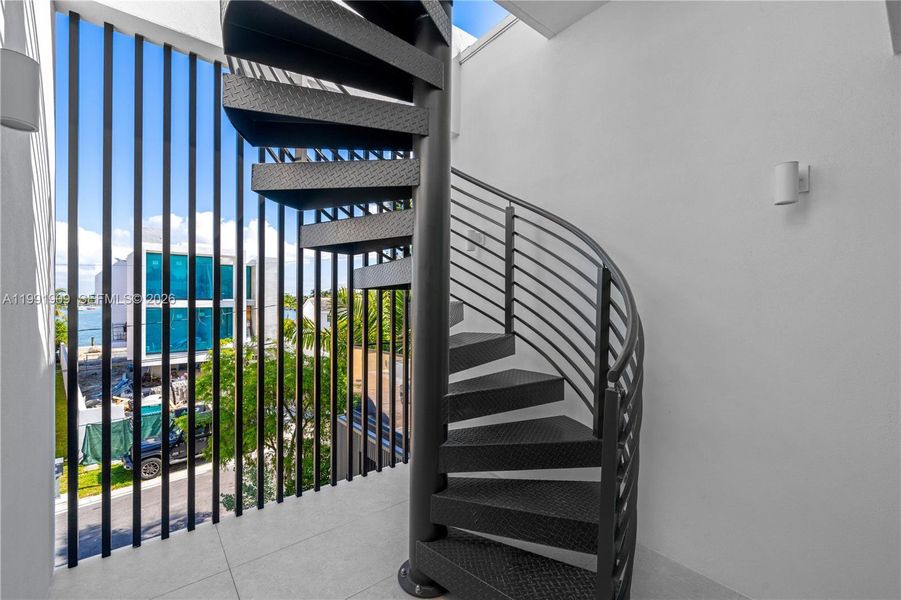 Condo located in Miami Beach, FL showcasing its design and architecture (Image 4).