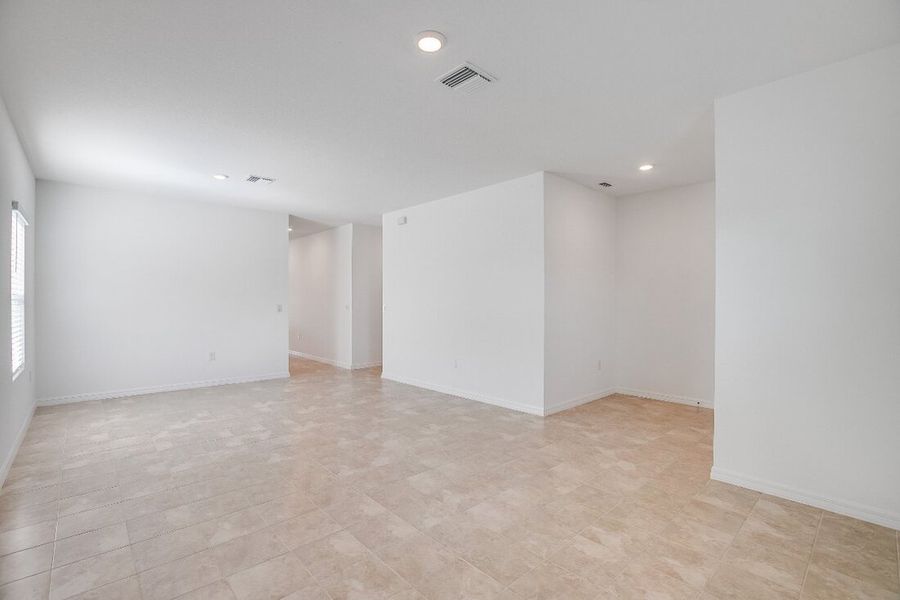 Spacious, unfurnished interior of a new home in Coopers Meadow, Jacksonville (Image 26).