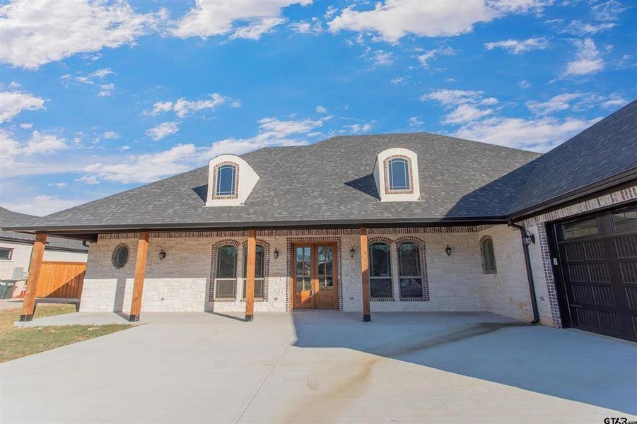 Exterior details and patio area of a home in , Hideaway (Image 3).