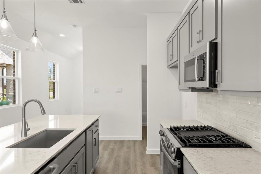 04. 5941 Laurel Lake - Kitchen