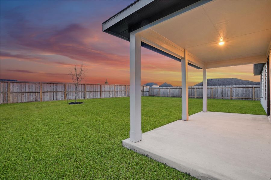Exterior details and patio area of a home in Silverthorne, Conroe (Image 4).