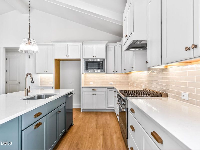 017-1280x960-kitchen