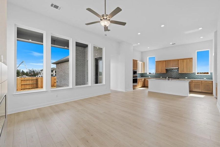 Spacious, unfurnished interior of a new home in The Colony - 50', Bastrop (Image 13).