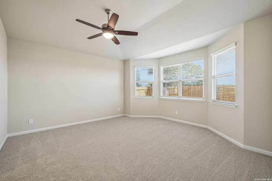 Spacious, unfurnished interior of a new home in Thomas Pond, San Antonio (Image 26).
