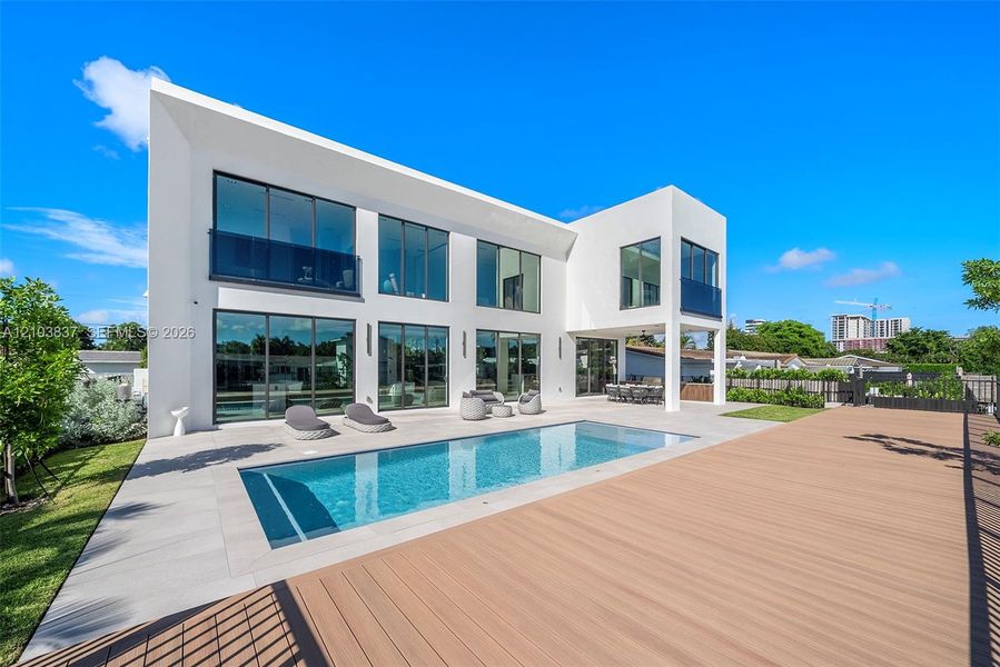 Condo located in Miami, FL showcasing its design and architecture (Image 5).