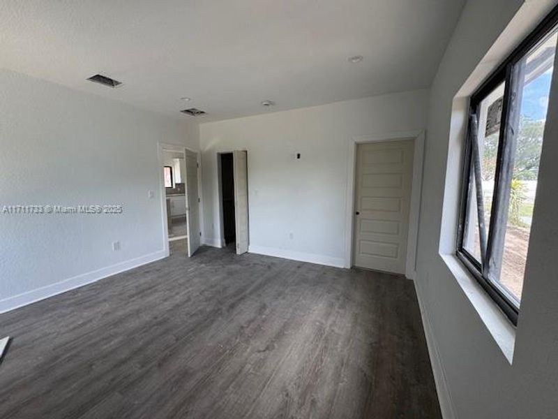 Spacious, unfurnished interior of a new home in , Miami Gardens (Image 7).