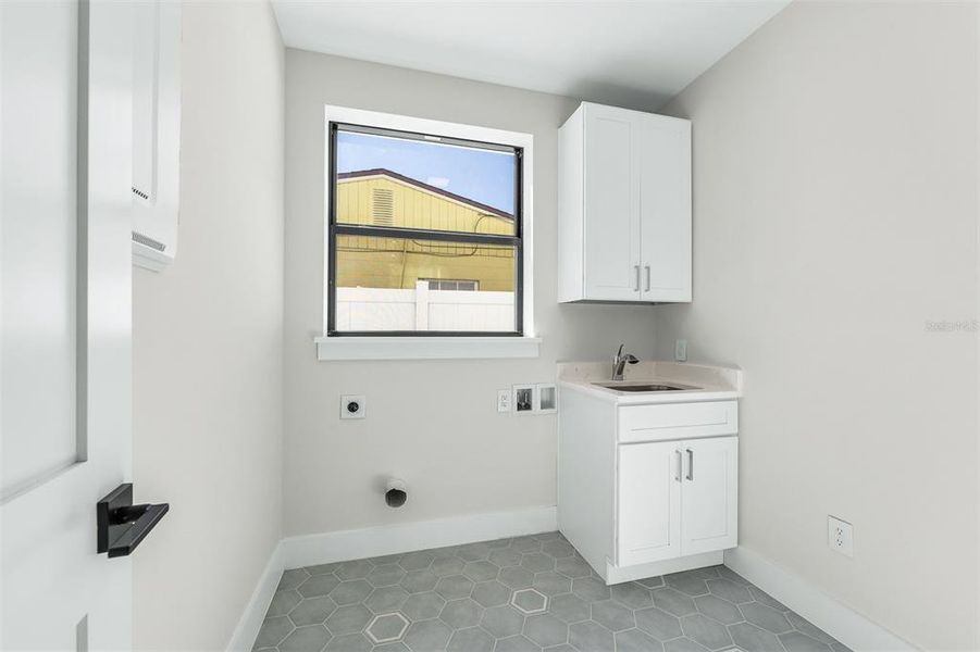 Furnished interior view inside a new home in , Orlando (Image 39).