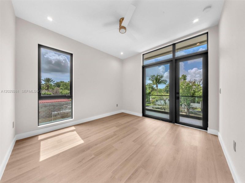 Spacious, unfurnished interior of a new home in , Hollywood (Image 39).