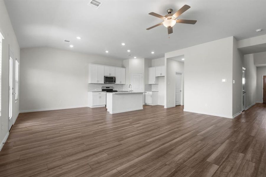 Furnished interior view inside a new home in Cibolo Hills, Fort Worth (Image 9). Furnished interior view inside a new home in Cibolo Hills, Fort Worth (Image 9).