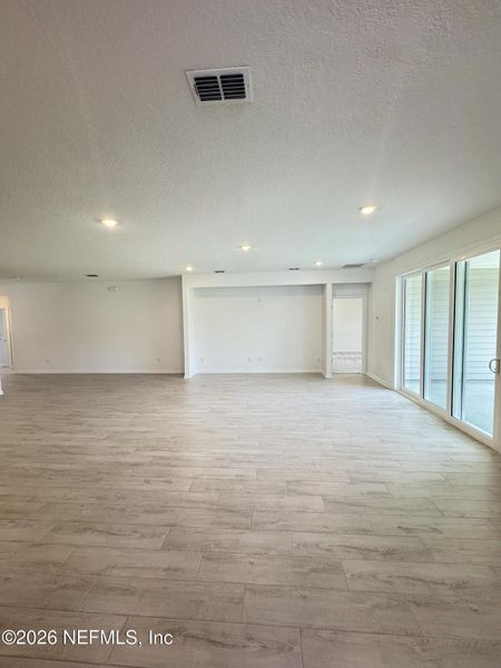 Spacious, unfurnished interior of a new home in Hyland Trail, Green Cove Springs (Image 14).