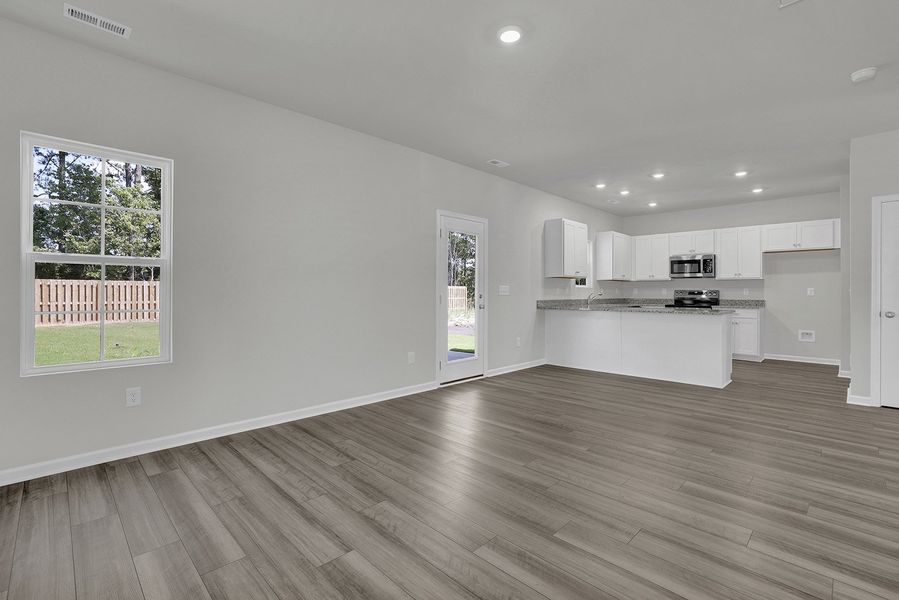 Spacious, unfurnished interior of a new home in River Tide Farms, Bolivia (Image 12).