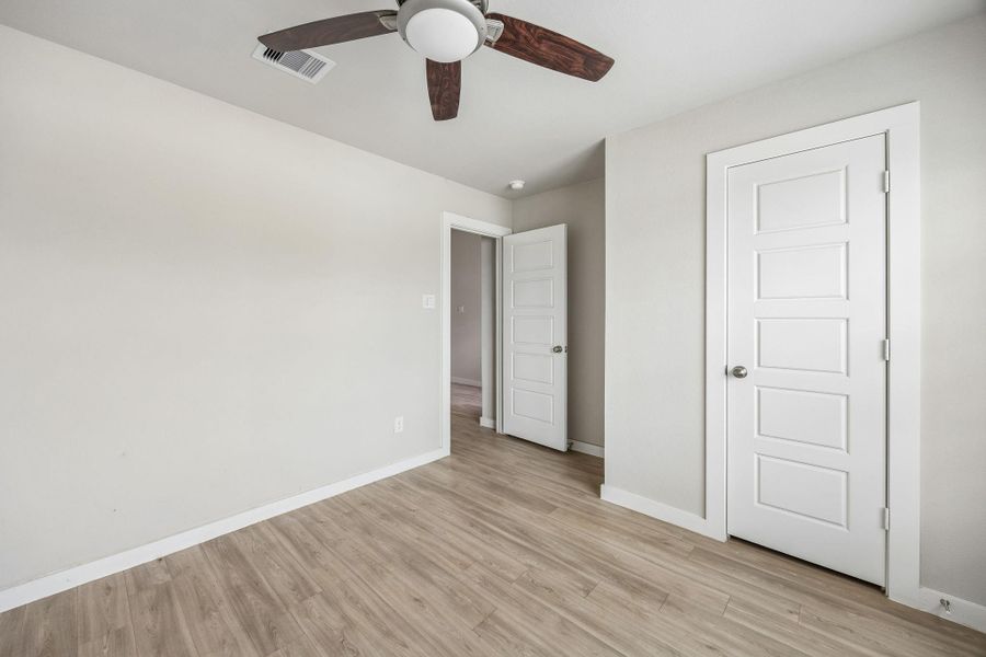 Spacious, unfurnished interior of a new home in Ambrose, La Marque (Image 15).