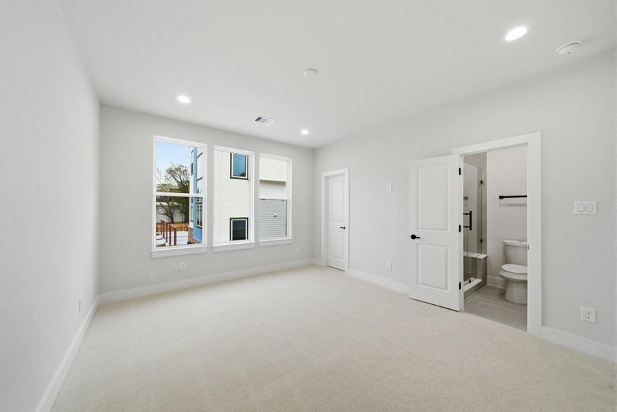 Spacious, unfurnished interior of a new home in , Houston (Image 34).