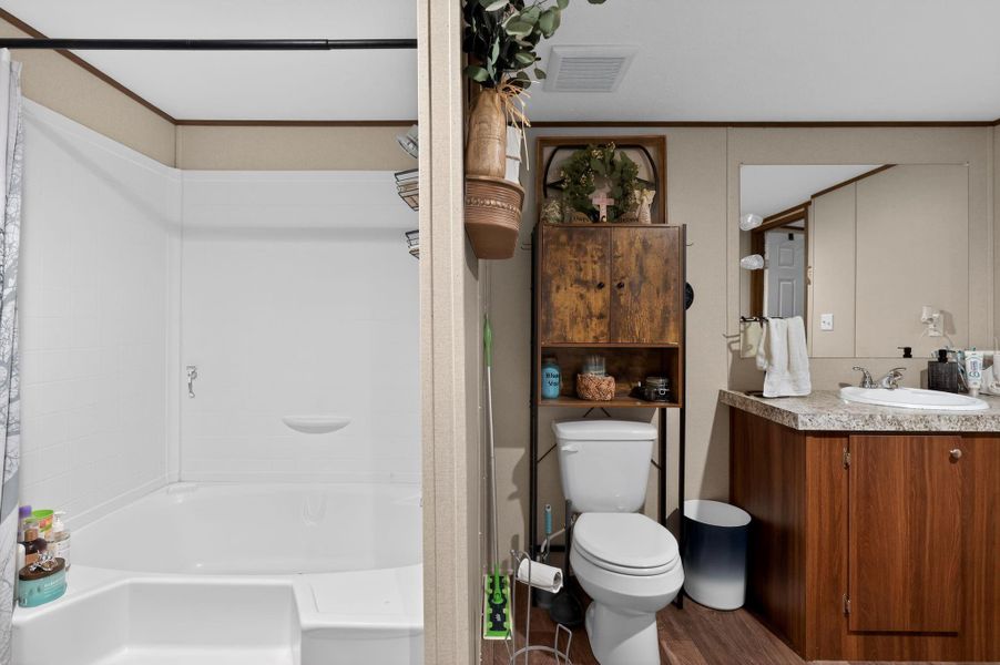 Check out that tub, get the bubbles ready for this tub/shower combo!