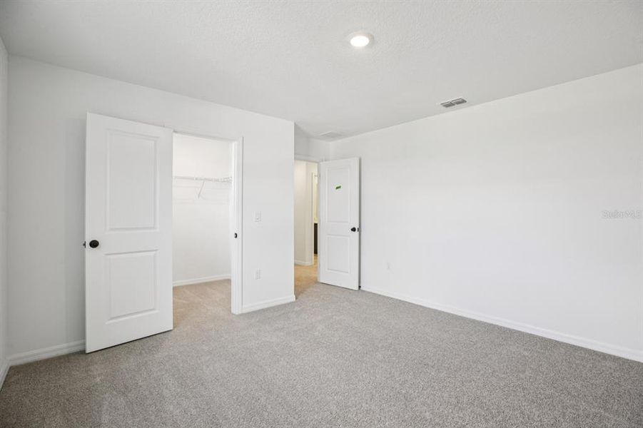 Spacious, unfurnished interior of a new home in , Mount Dora (Image 33).