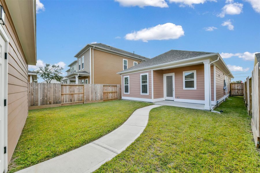 Exterior details and patio area of a home in Pearland Old Townsite, Pearland (Image 4).