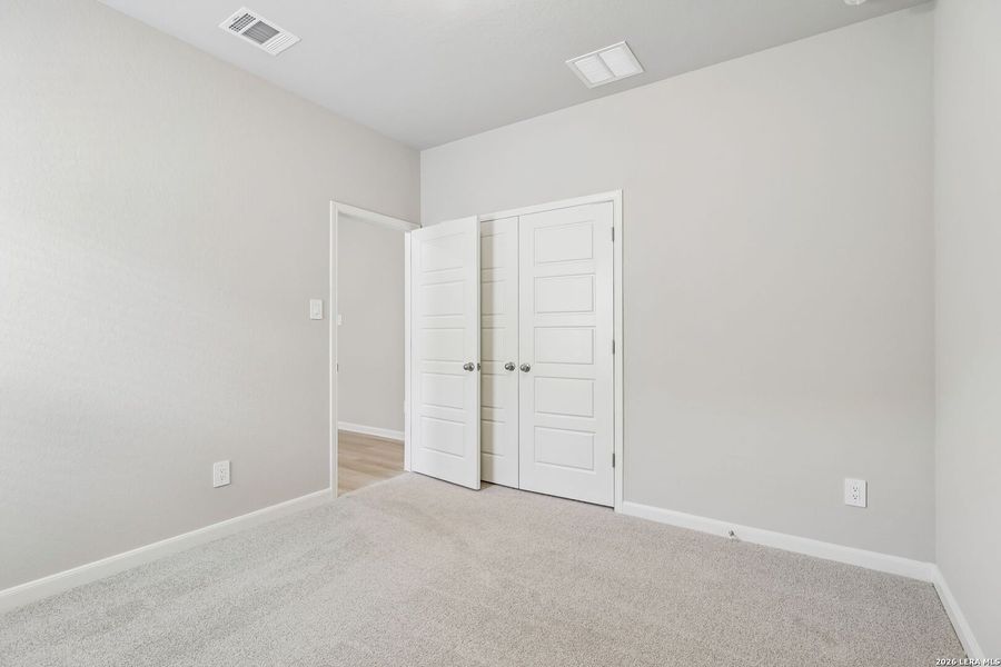 Spacious, unfurnished interior of a new home in Thomas Pond, San Antonio (Image 22).