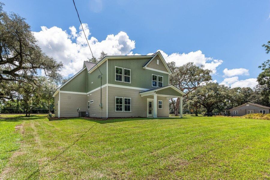 Exterior details and patio area of a home in , Ravenel (Image 4).