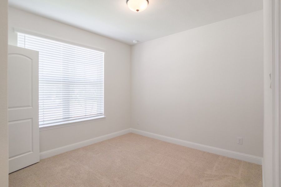 Spacious, unfurnished interior of a new home in Valencia on the Lake, Little Elm (Image 27).