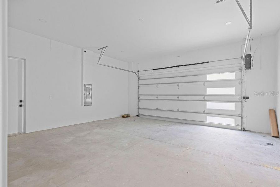 Spacious, unfurnished interior of a new home in , Tampa (Image 21).