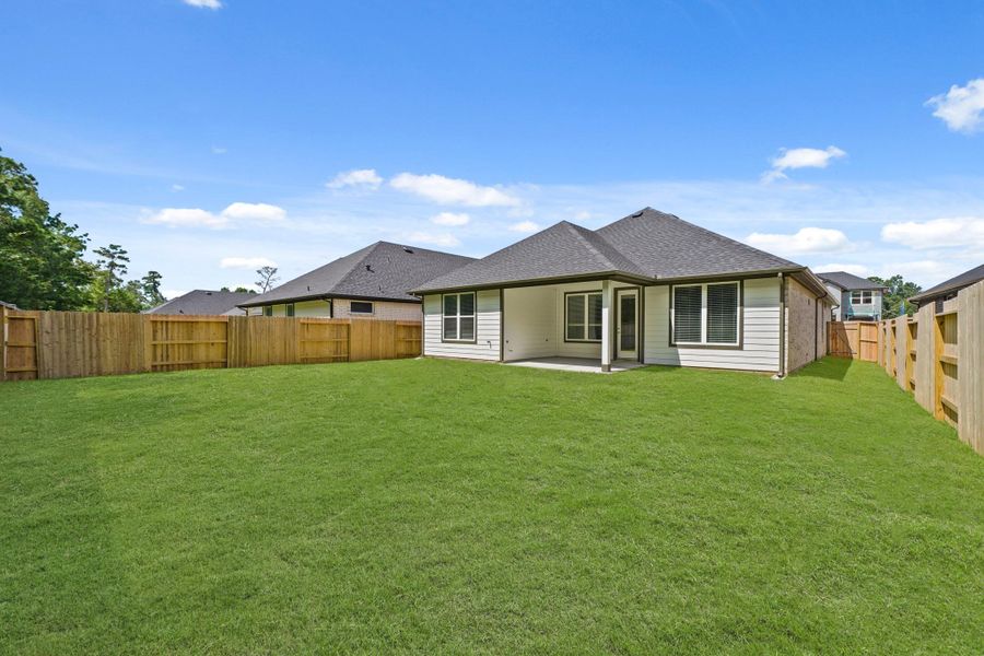 Exterior details and patio area of a home in Hills of Westlake, Conroe (Image 3).
