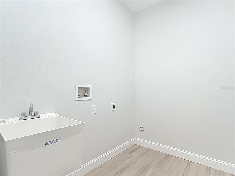 Spacious, unfurnished interior of a new home in , Englewood (Image 19).