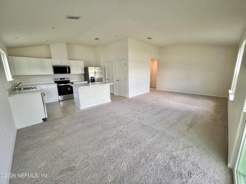 Spacious, unfurnished interior of a new home in Hawkes Meadow, Jacksonville (Image 10).