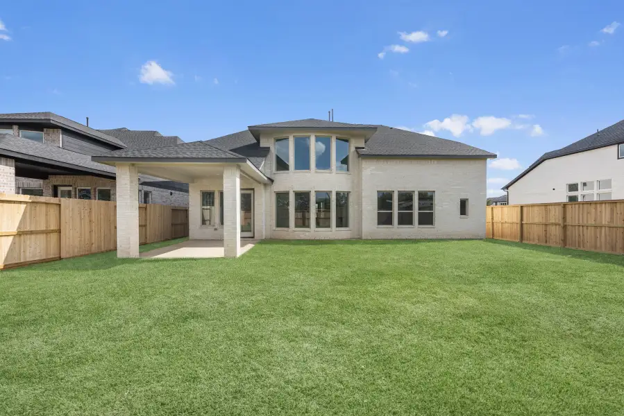 Exterior details and patio area of a home in Sienna, Missouri City (Image 3).