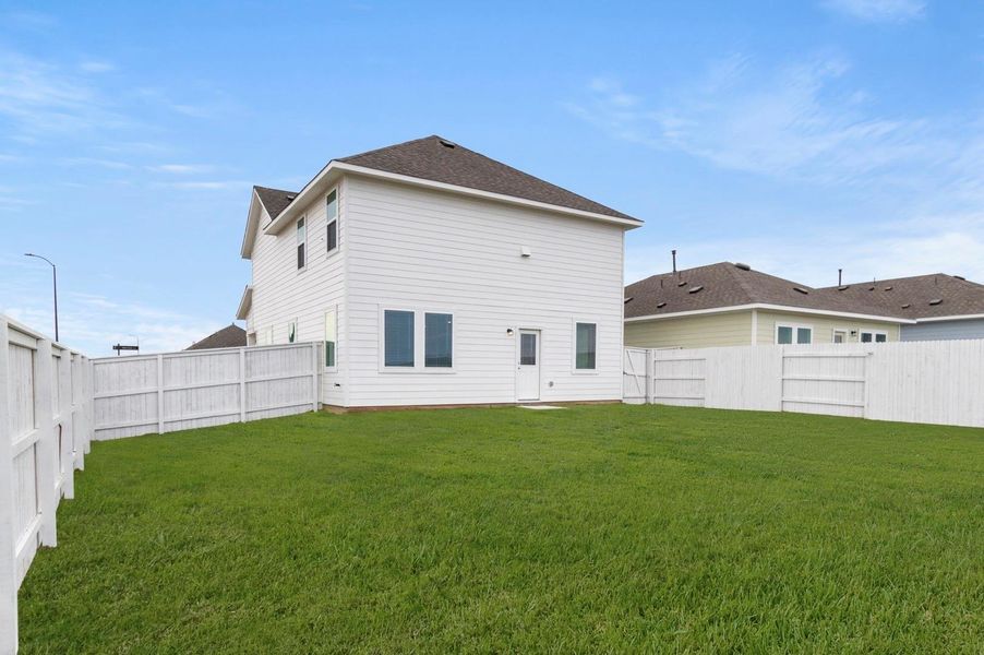 Exterior details and patio area of a home in Harvest Ridge, Elgin (Image 4).