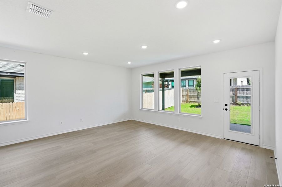 Spacious, unfurnished interior of a new home in Davis Ranch, San Antonio (Image 27).