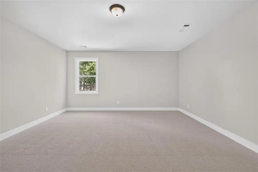 Spacious, unfurnished interior of a new home in , Gainesville (Image 39).