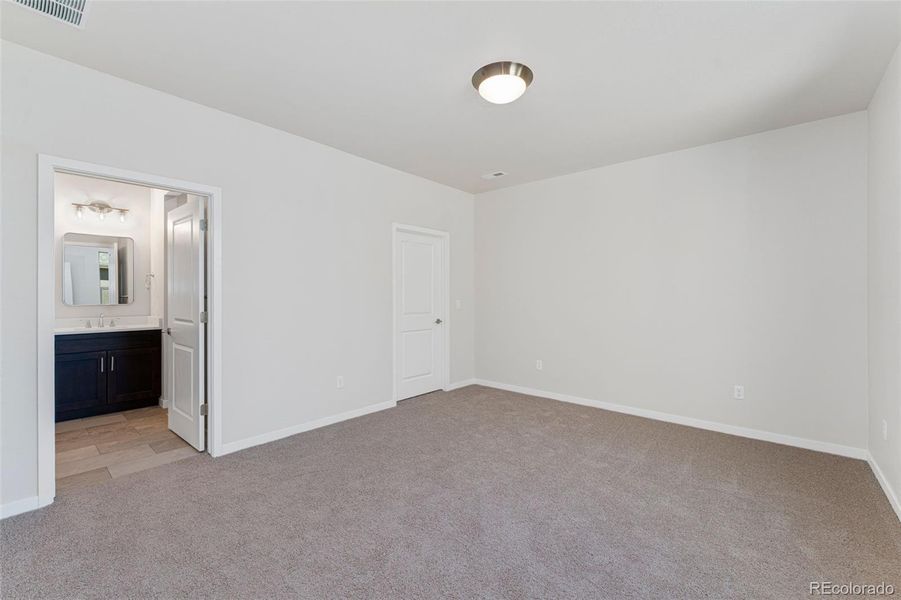 Spacious, unfurnished interior of a new home in The Courtyards at Lupton Village, Fort Lupton (Image 24).