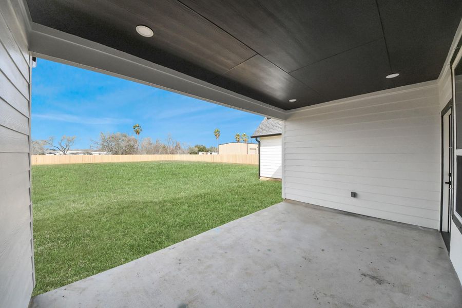 Exterior details and patio area of a home in , Rosharon (Image 27).