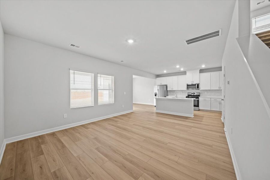 Spacious, unfurnished interior of a new home in Creek Ridge - Heritage Collection, Spartanburg (Image 10).