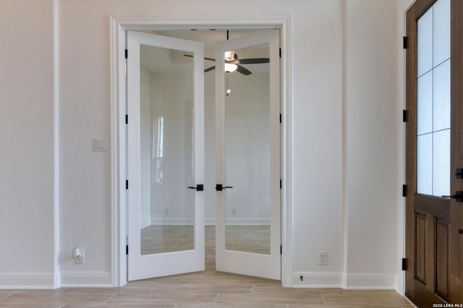 Spacious, unfurnished interior of a new home in Waldsanger, New Braunfels (Image 14).