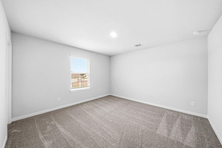Spacious, unfurnished interior of a new home in Country Creek, Mont Belvieu (Image 13).
