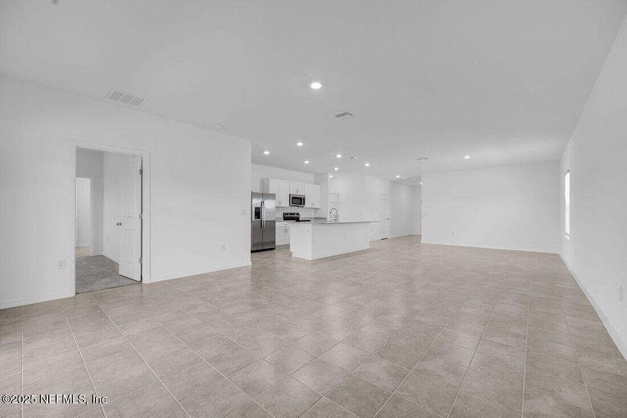 Spacious, unfurnished interior of a new home in Coopers Meadow, Jacksonville (Image 22).