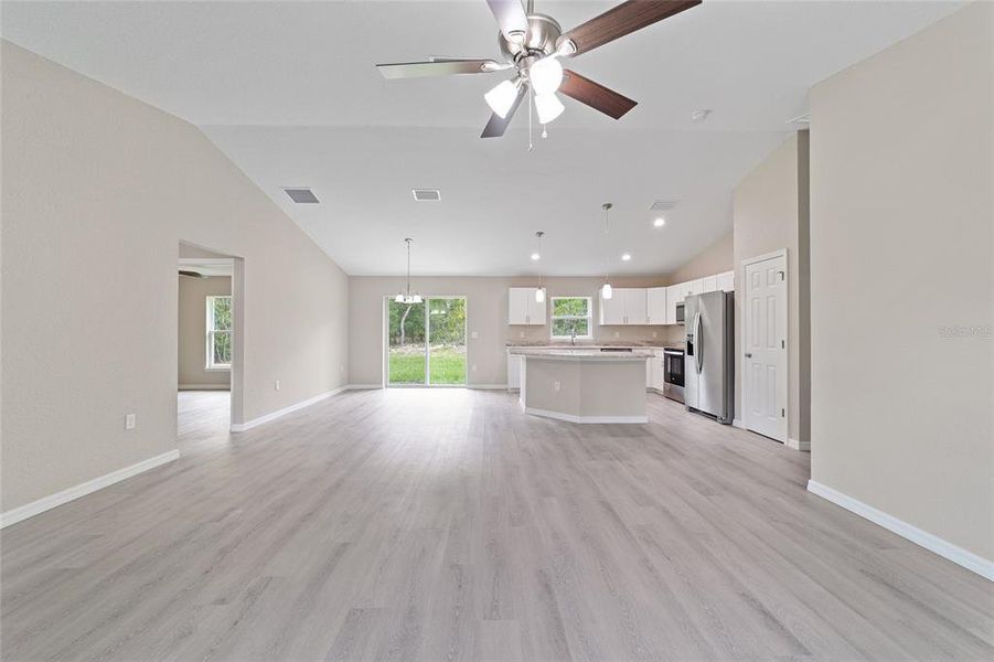 Spacious, unfurnished interior of a new home in , Citrus Springs (Image 18).