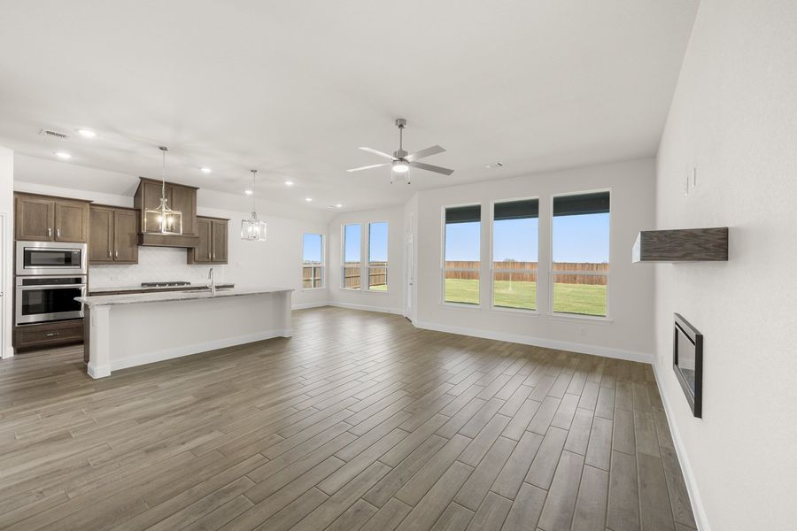 Spacious, unfurnished interior of a new home in Myrtle Creek, Waxahachie (Image 28).