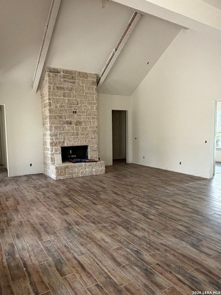 Spacious, unfurnished interior of a new home in , Canyon Lake (Image 4).