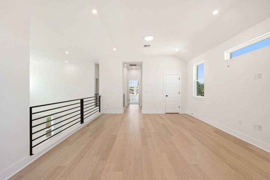 Spacious, unfurnished interior of a new home in Persimmon, Buda (Image 38).