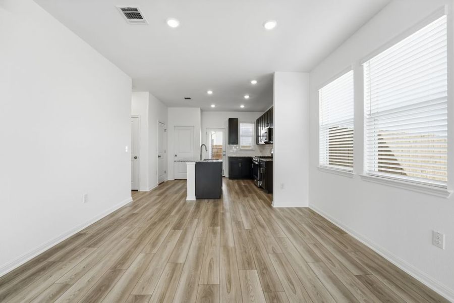 Spacious, unfurnished interior of a new home in Longview, Del Valle (Image 12).